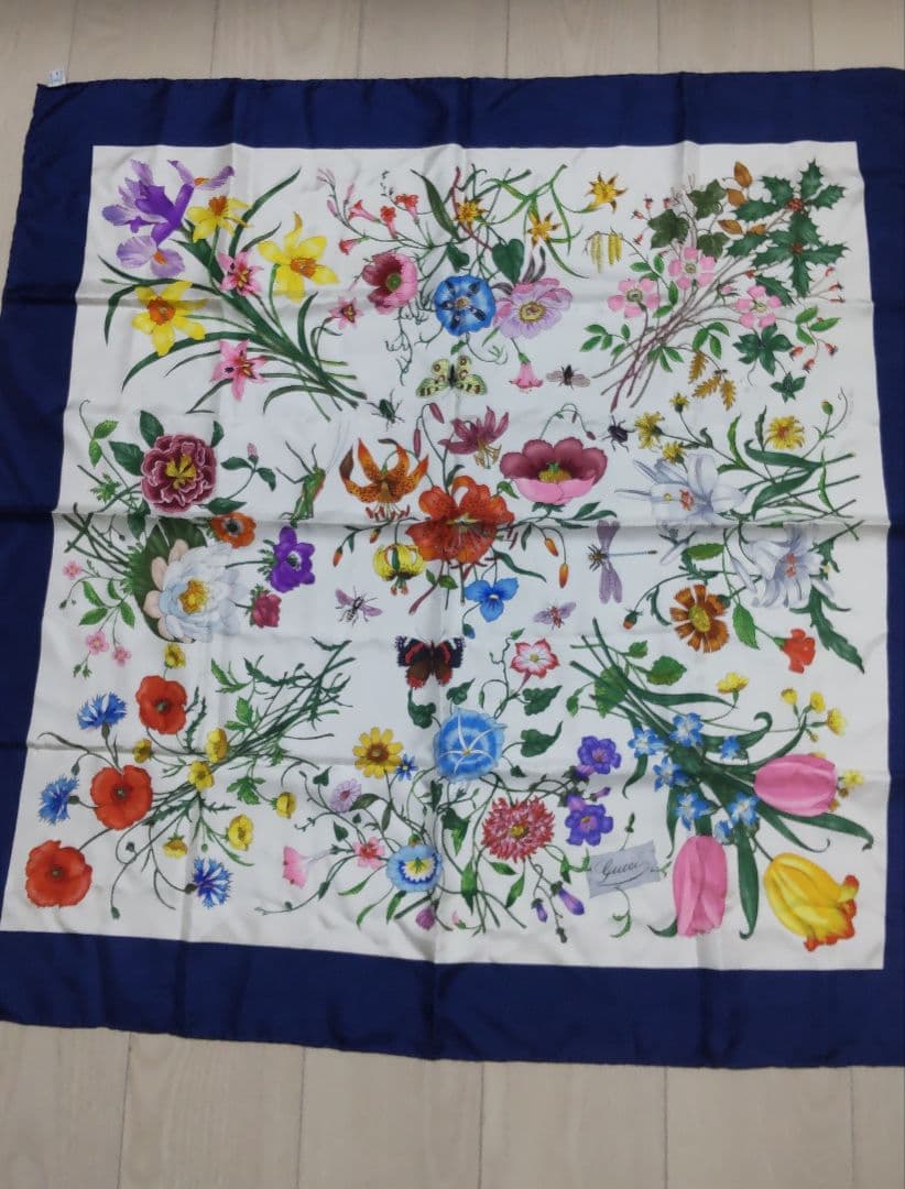 GUCCIの華やかな花柄スカーフ　ビンテージ 　シルク100%　 Italy製