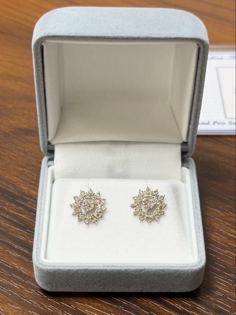 【鑑別書付き】天然ダイヤモンド ピアス 合計1.00ct K18WG フラワー