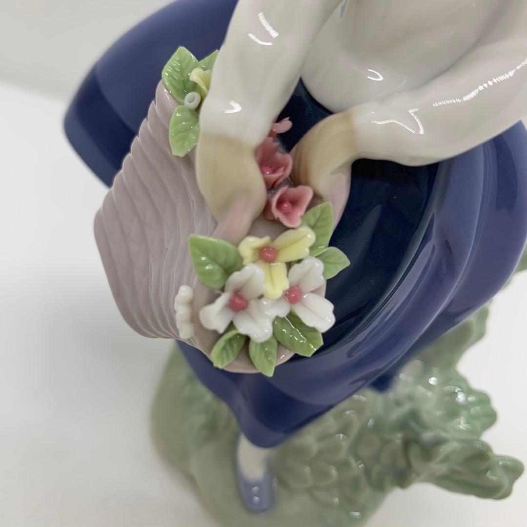 LLADRO リヤドロ　花を摘む少女　きれいな花ばかり　陶器人形