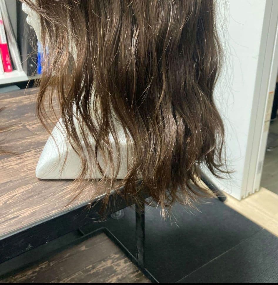 まるです。人毛ウィッグ　ウィッグ　パーマ　ミディアム　ロング