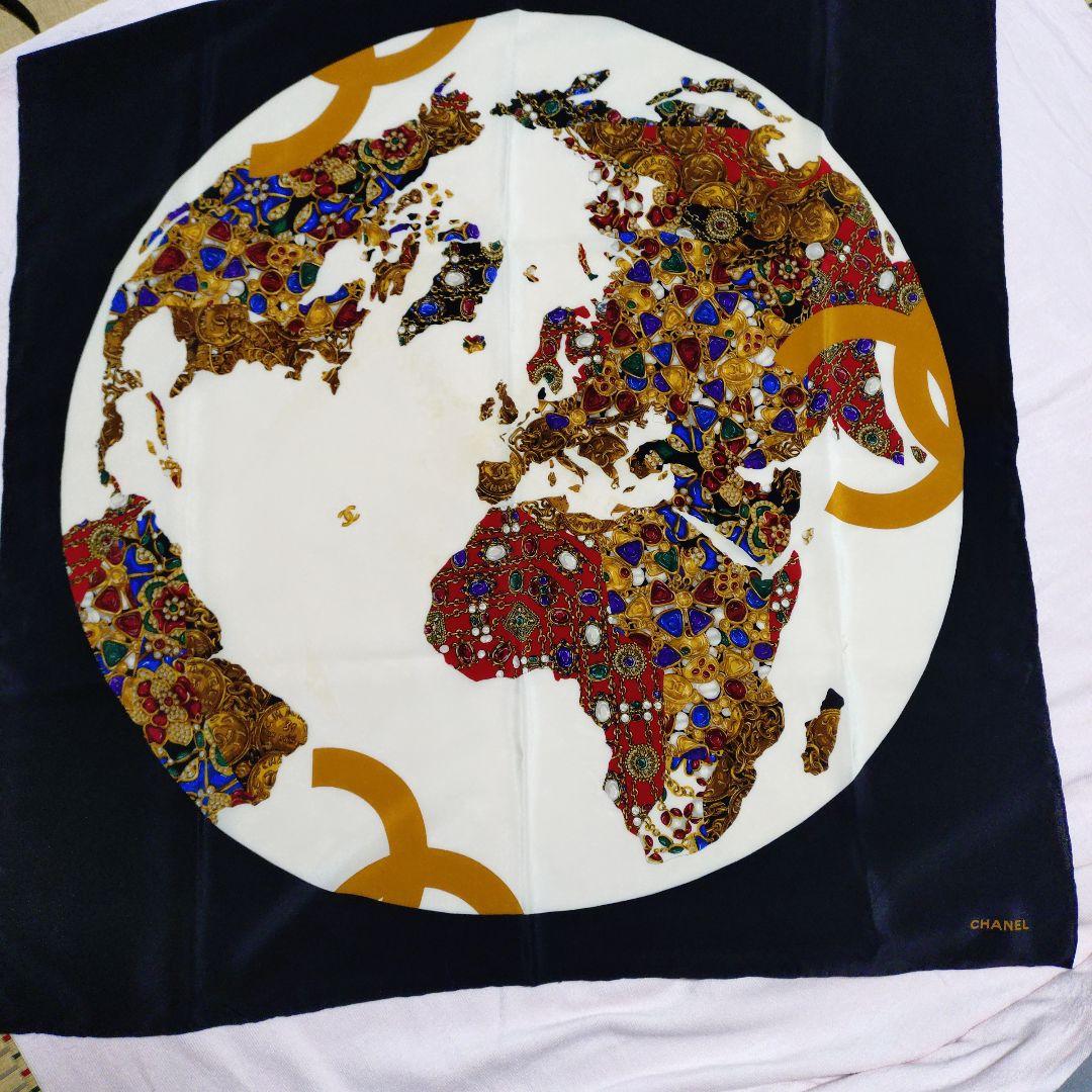 CHANEL 宝石地球儀デザイン シルクスカーフ