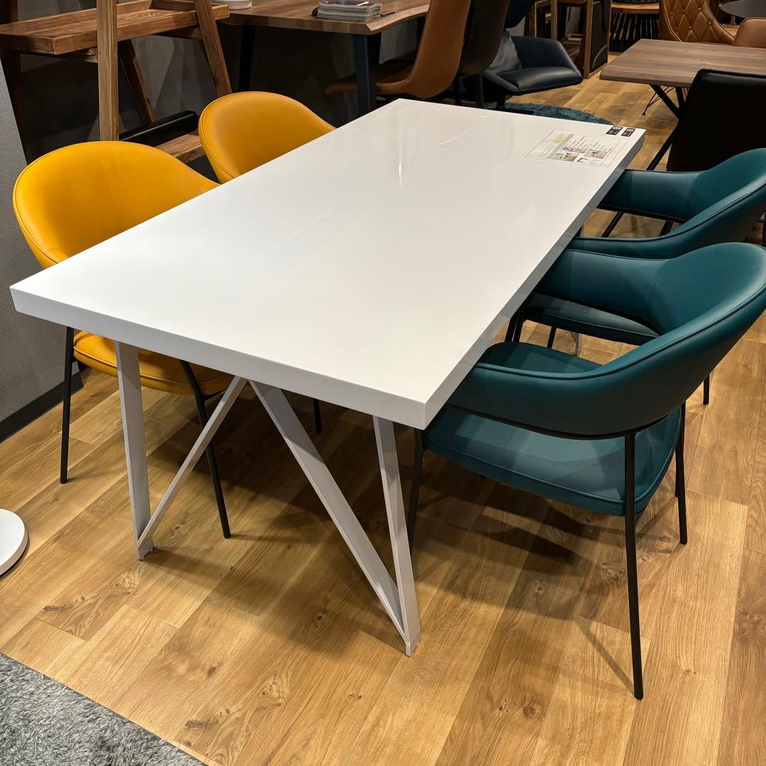 ダイニングテーブル　ホワイト　白　鏡面　シンプル　モダン　お洒落　高級感　高見え