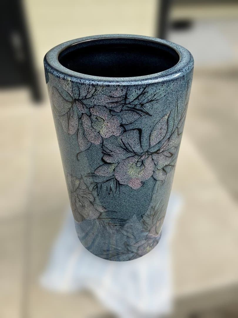 和モダンの深みのあるネイビーの花柄 ガラス釉の傘立て 重厚な陶器製 国産