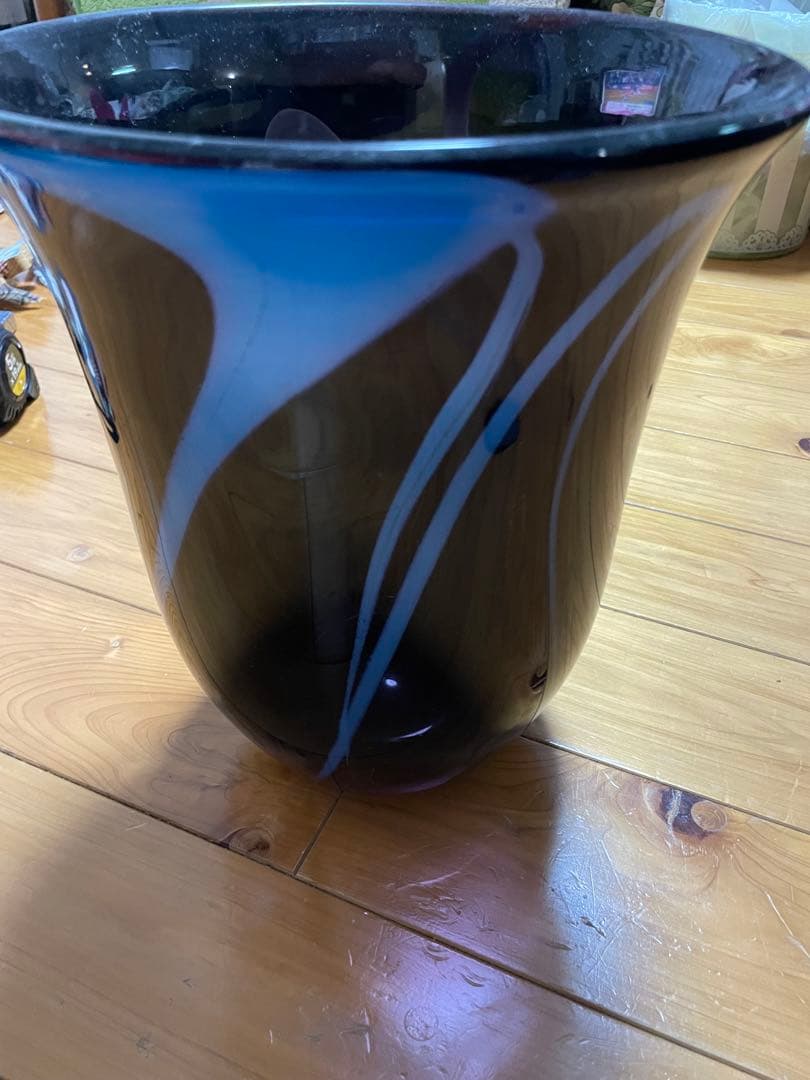 黒と青のスワール模様の花瓶　琉球ガラス