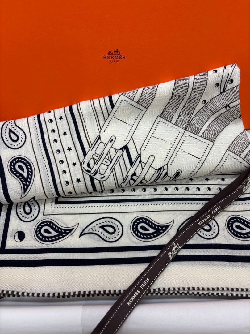 HERMES カレジュアンカシミヤシルクバンダナ柄白　カシシル140