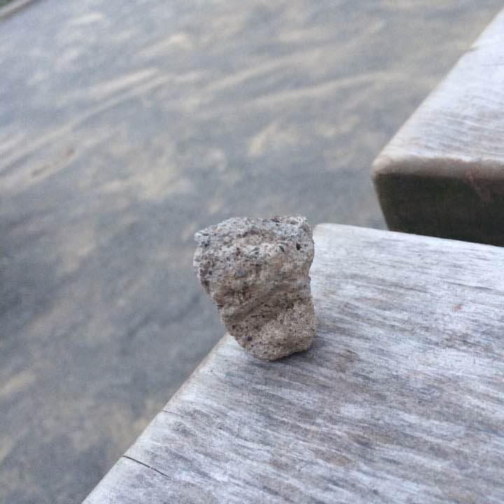 たそがれの小石