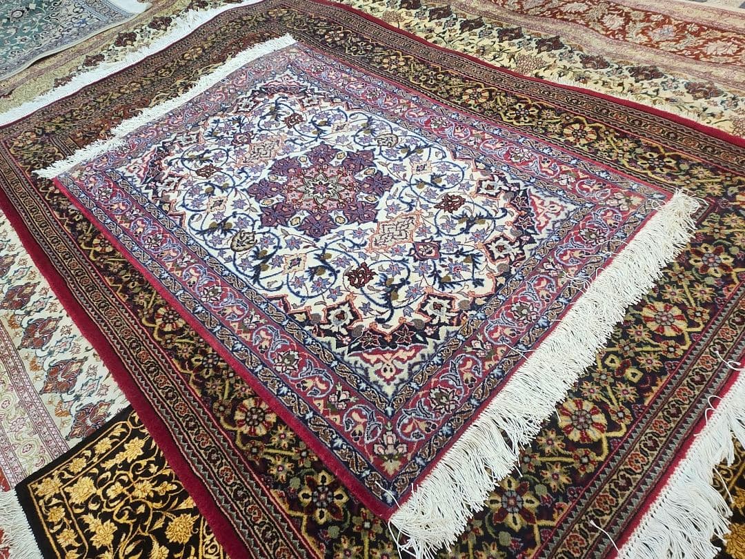ペルシャ絨毯100%手織りシルクとコルクイスファハン産中型赤青102cm×71