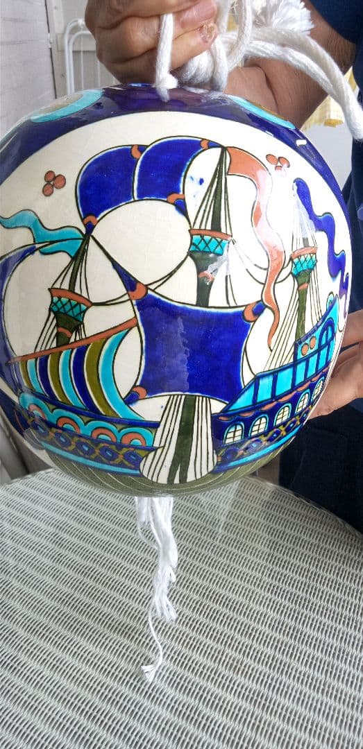 トルコ製　丸いボール形手描き陶器