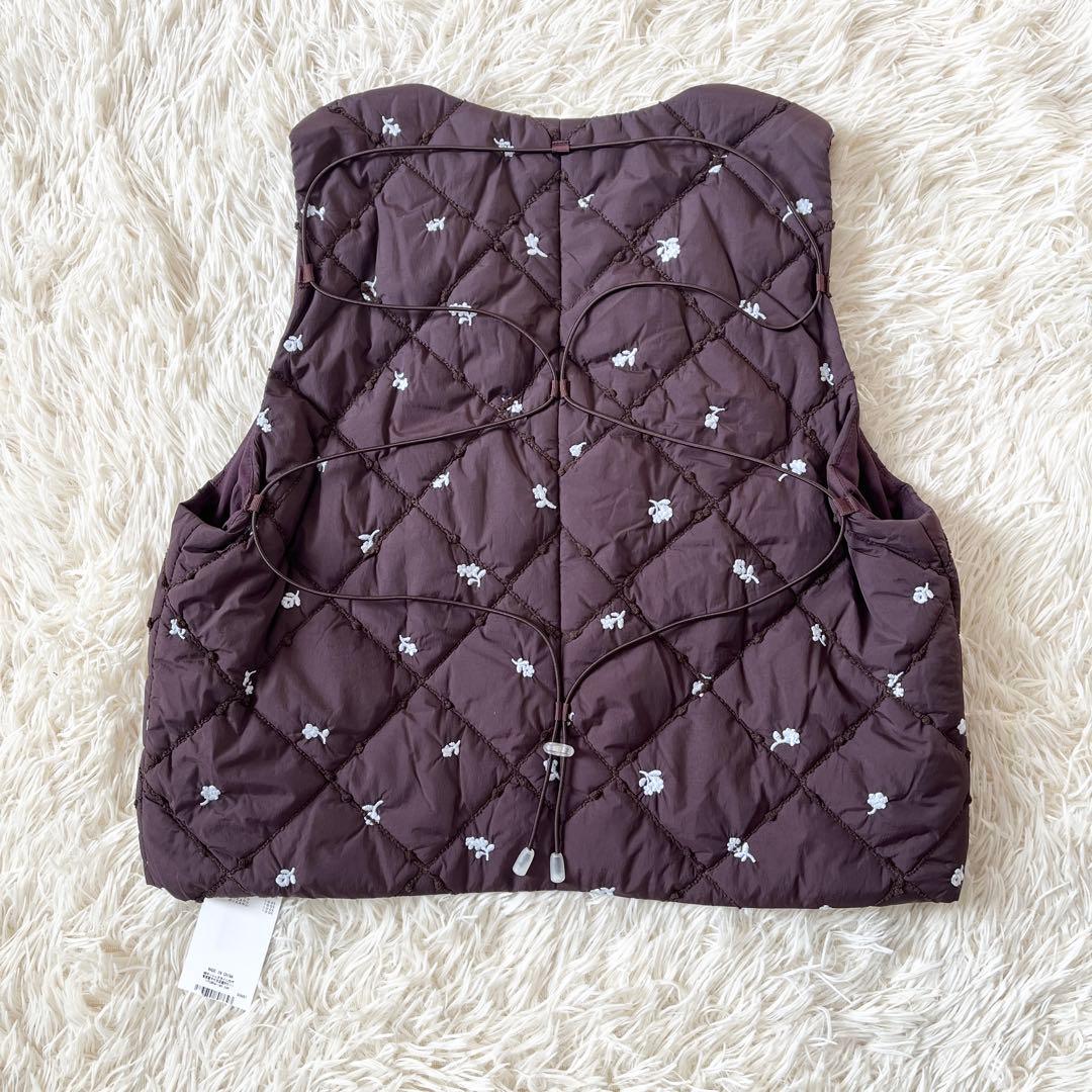 新品 emmi フラワーエンブロダイー キルティングベスト ブラウン系