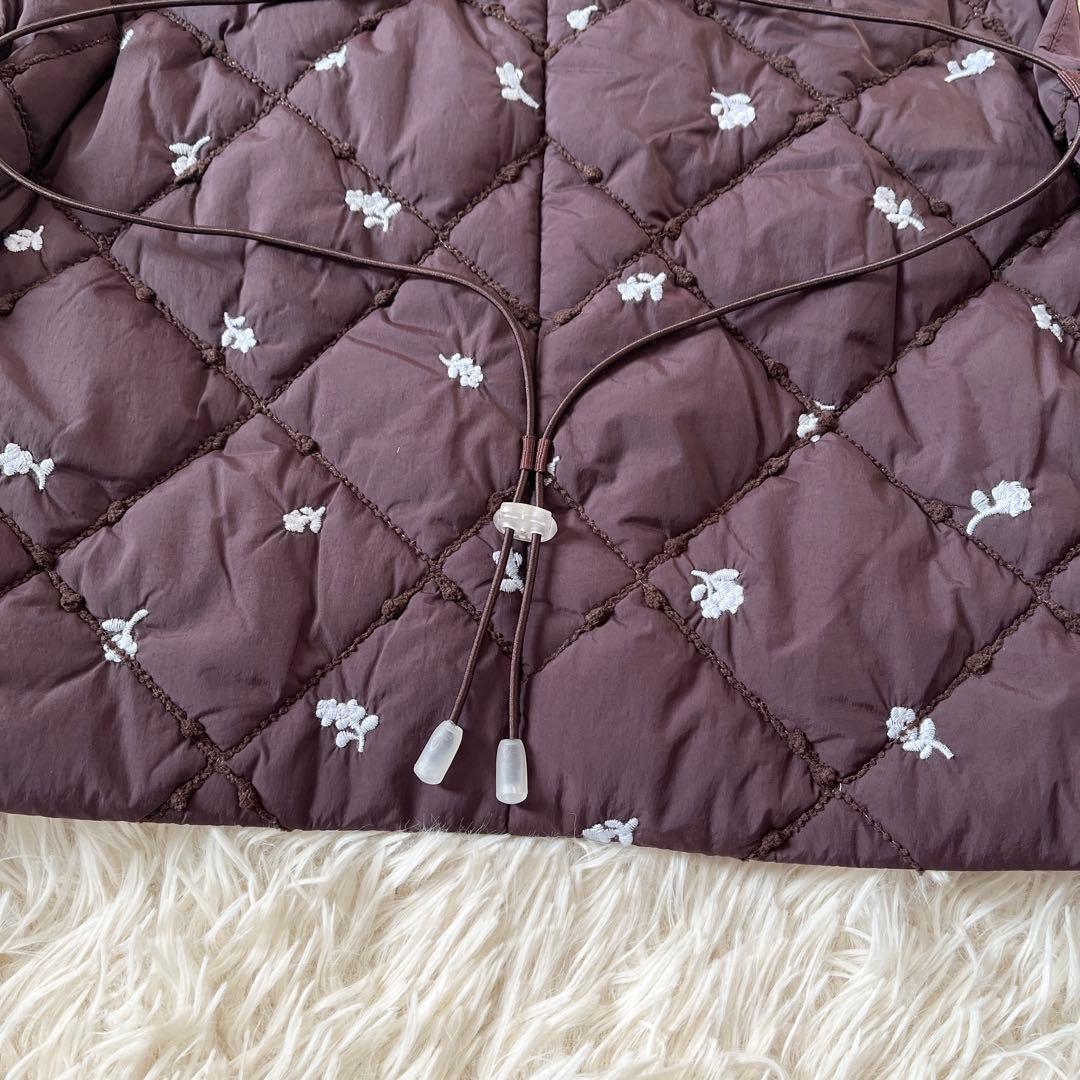 新品 emmi フラワーエンブロダイー キルティングベスト ブラウン系