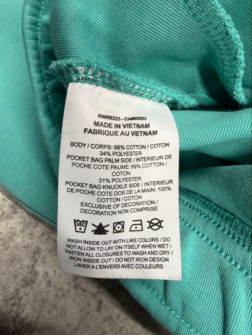 NIKEテックフリース　上下セットアップS セントラルシー着用