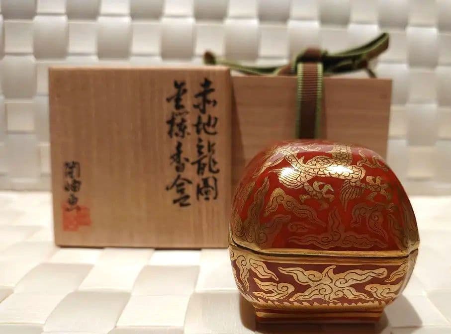 作者不明　赤地龍図金襴香合