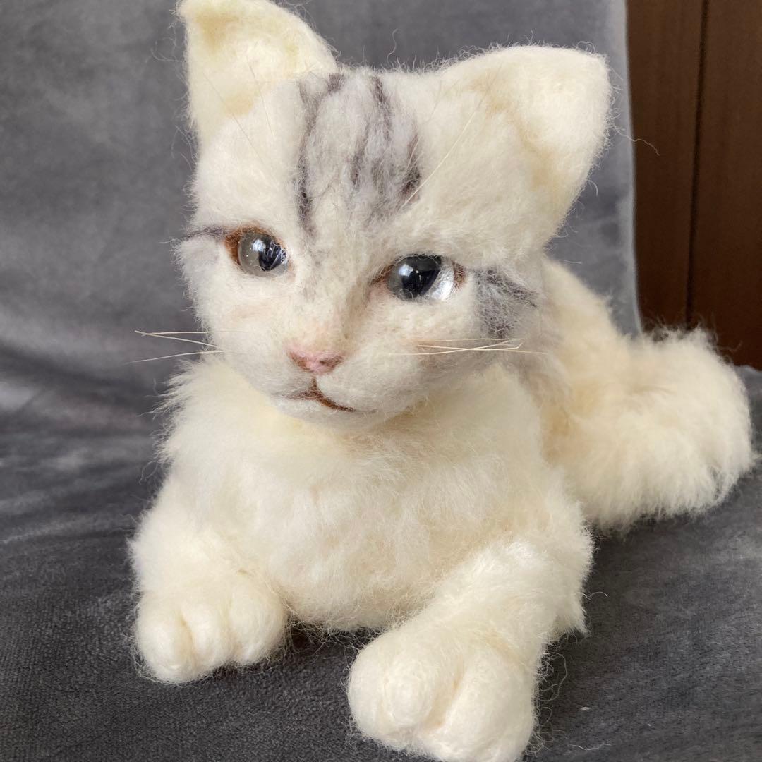 羊毛フェルト 猫の置物 高さ約15cm 全長23㎝