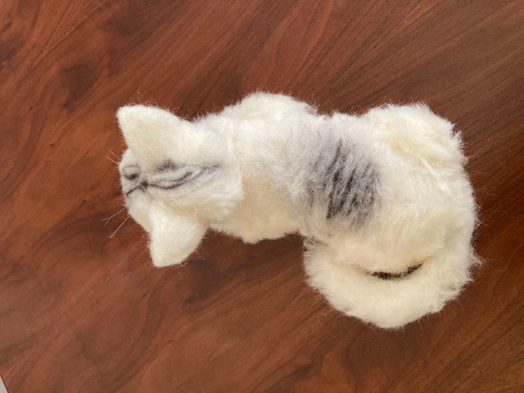 羊毛フェルト 猫の置物 高さ約15cm 全長23㎝