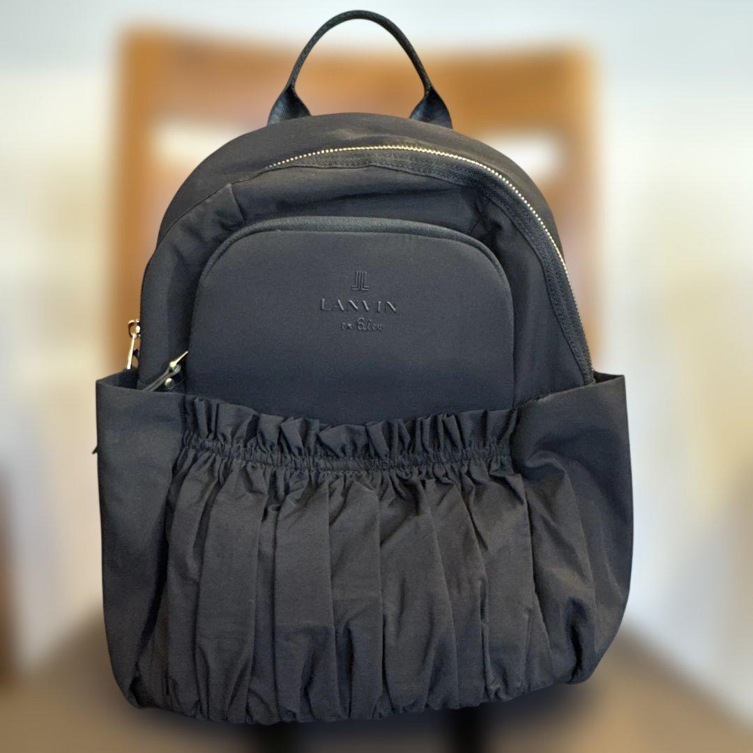 フリルポケット付きブラックリュック