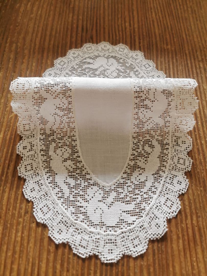 アンティーク イタリア 草花の中で遊ぶ子供の天使のフィレレース オーバルドイリー