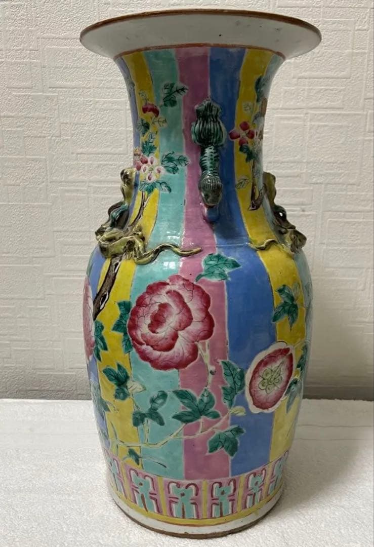 中国 旧家蔵出し 清時代 粉彩 双耳 牡丹花卉紋瓶骨董品。