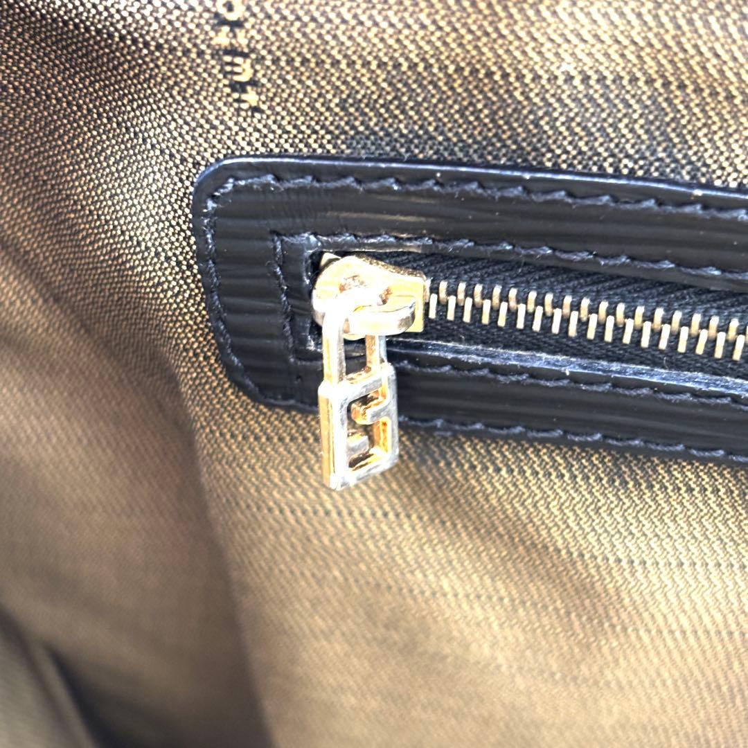 【美品】フェンディ トートバッグ エピ ロゴ型押し ブラック レザー A4