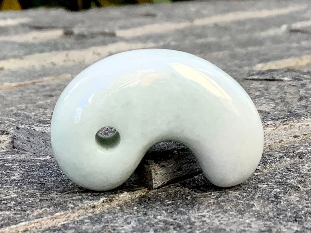 ✳お値段と品質に自信あり‼️糸魚川翡翠勾玉　本物ジェダイトをお身近に　機械鑑定付‼️