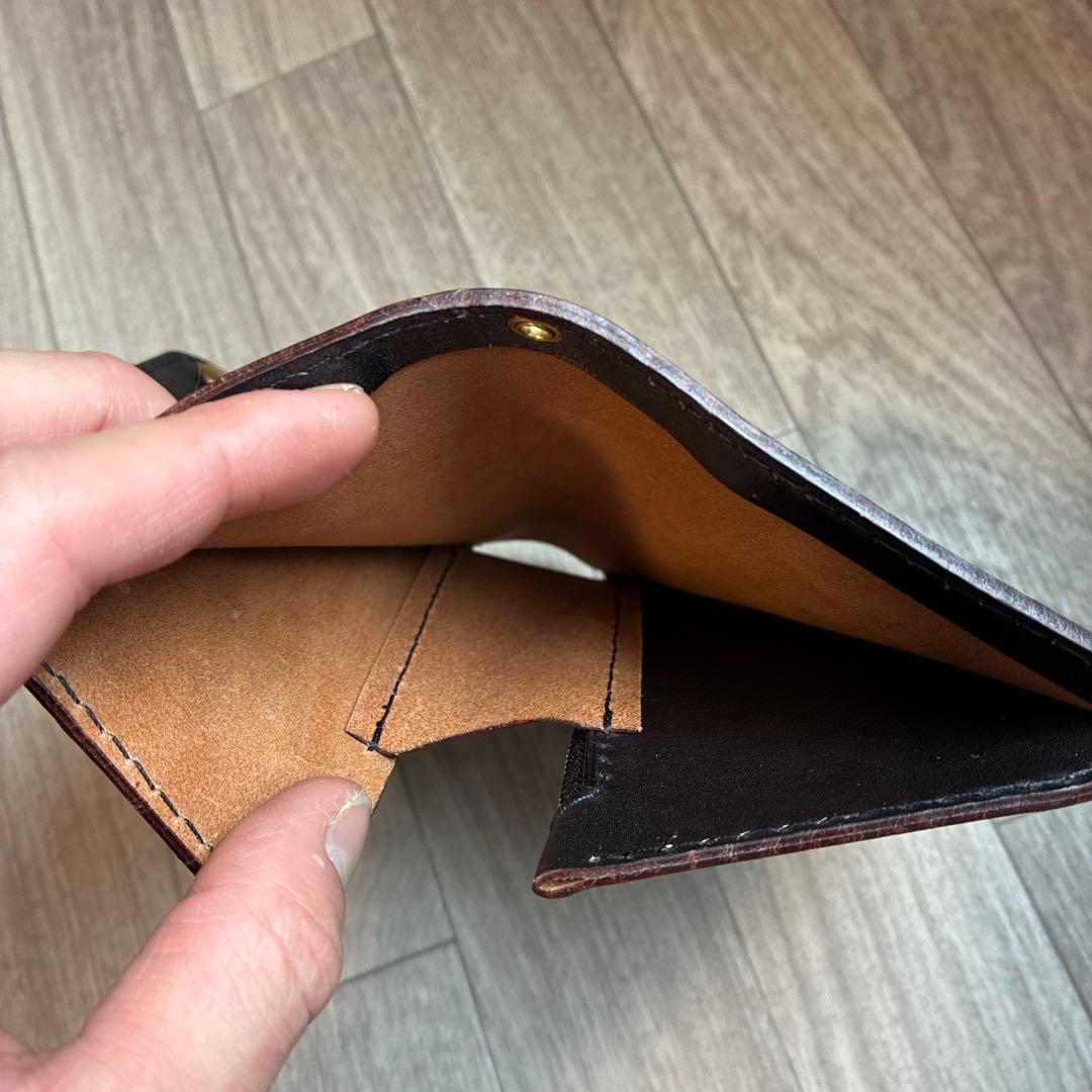 【茶芯ブラック】ミドルトラッカーウォレット　真鍮　黒ステッチ　お札を折らずに収納