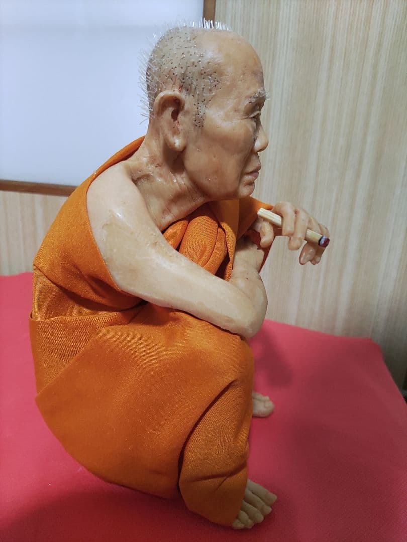 超リアル　タイ僧侶フィギュア　超レアなタバコタイプ。
