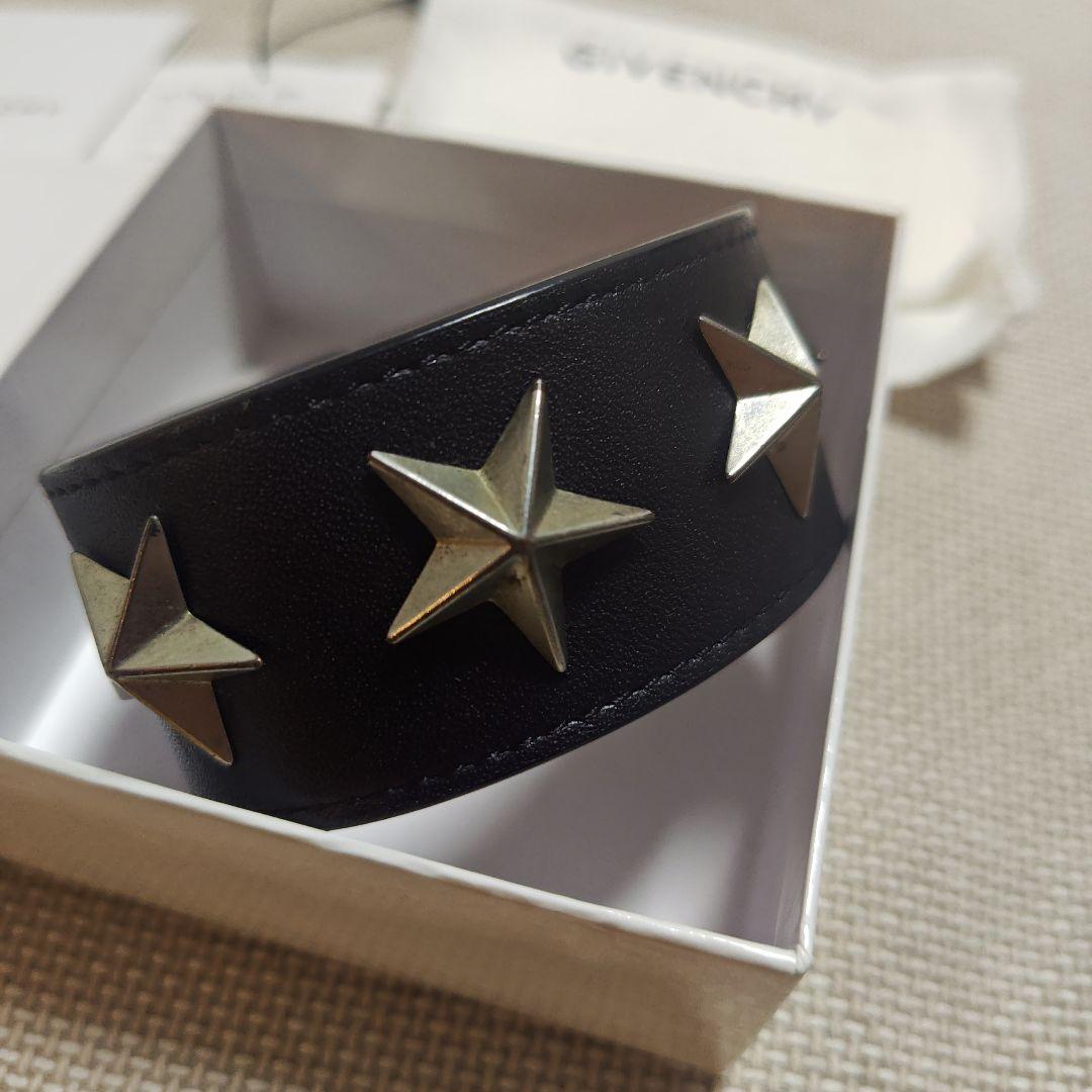 GIVENCHY ブラックレザースタースタッズブレスレット バングル