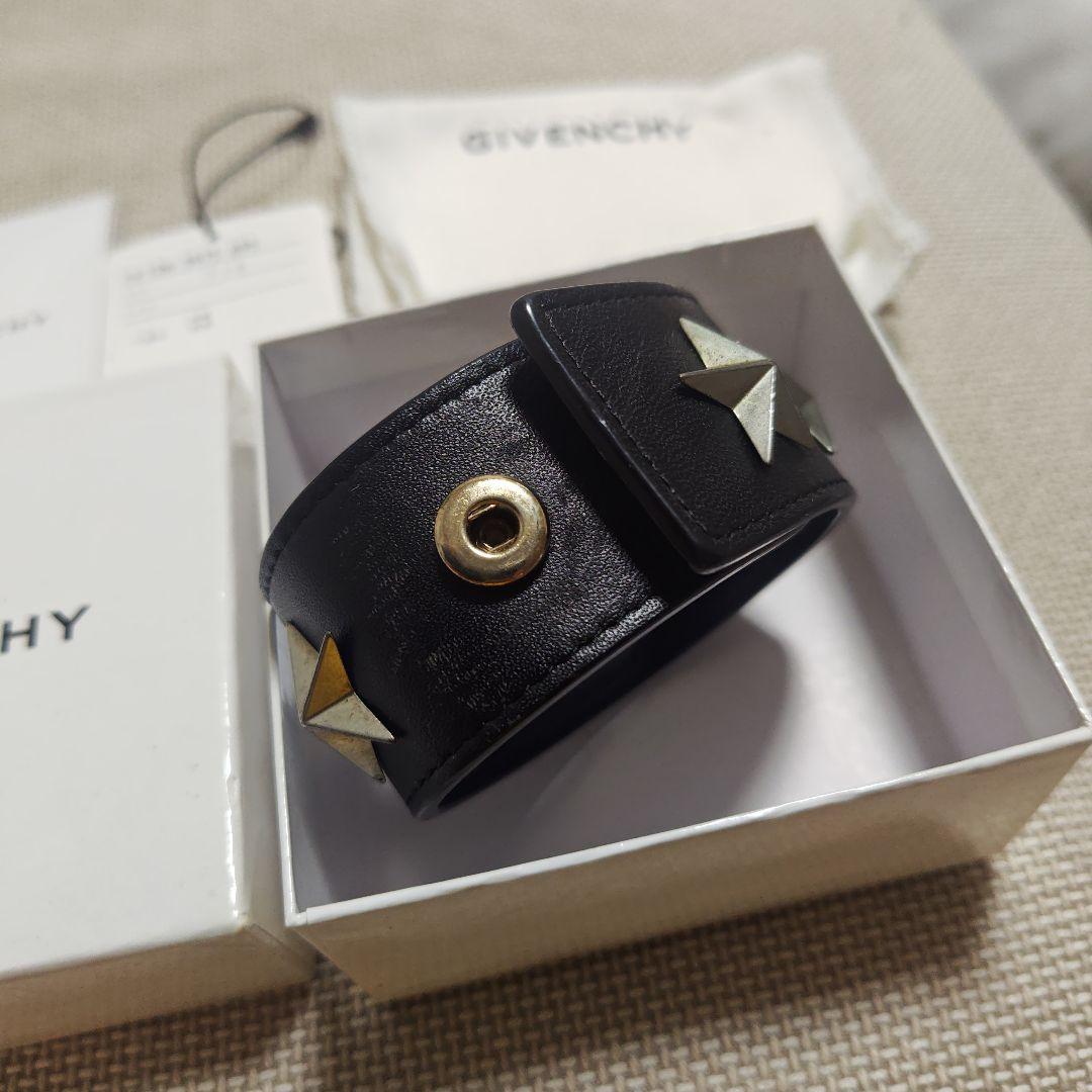 GIVENCHY ブラックレザースタースタッズブレスレット バングル