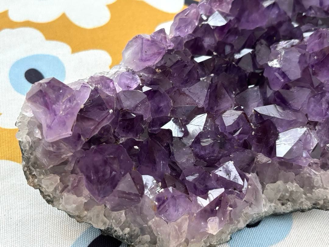 SALE✩.*˚天然石 水晶 アメジスト クラスター 原石 3.5kg 台座付き