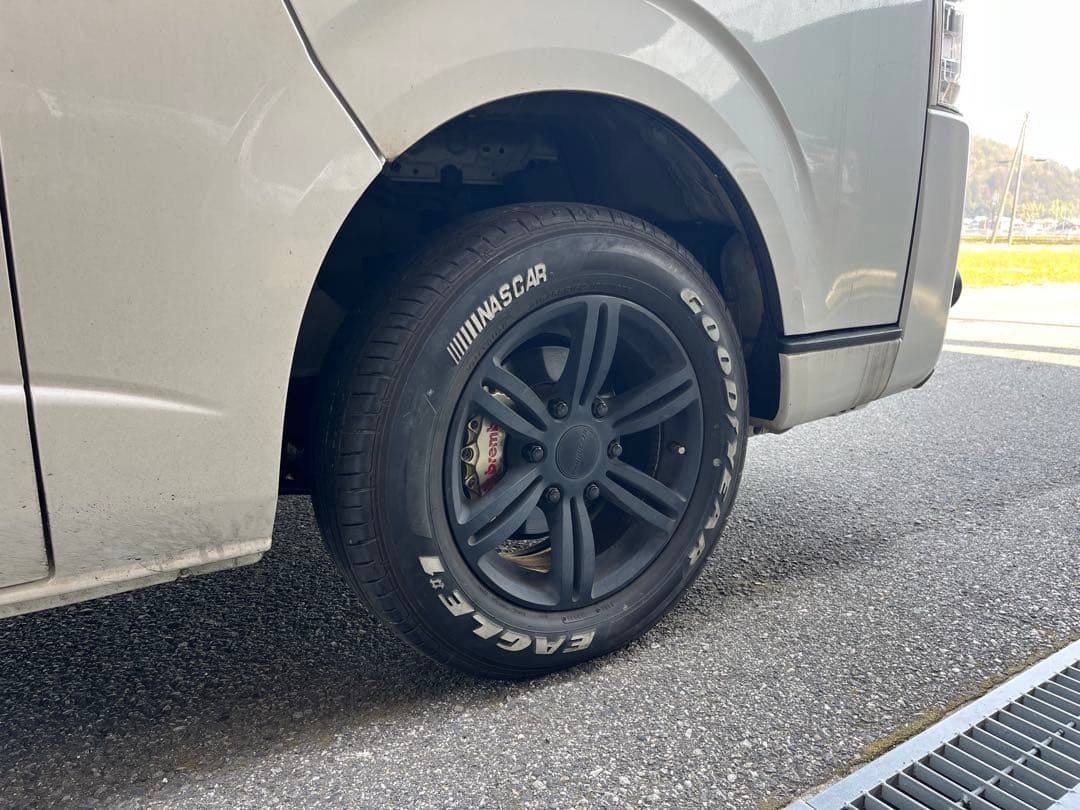 キャリパーカバー　ゴールド　ハイエース200系用