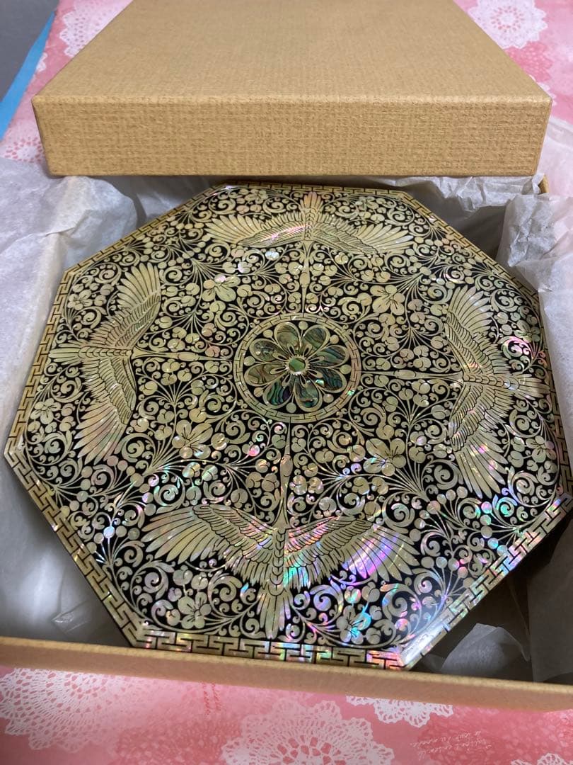 韓国製 螺鈿細工 八角形物入　 鳳凰文様 漆塗り 貝細工