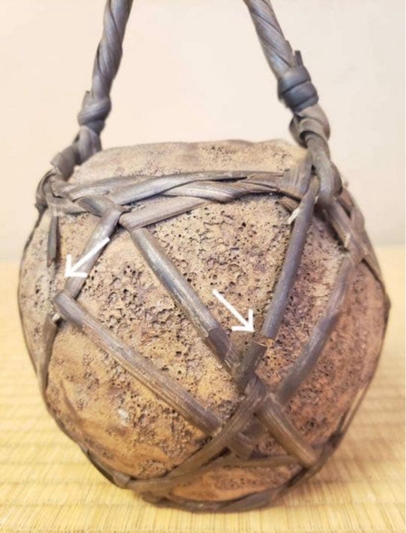 吊り下げ式土製花器　落款有り　高さ約70センチ