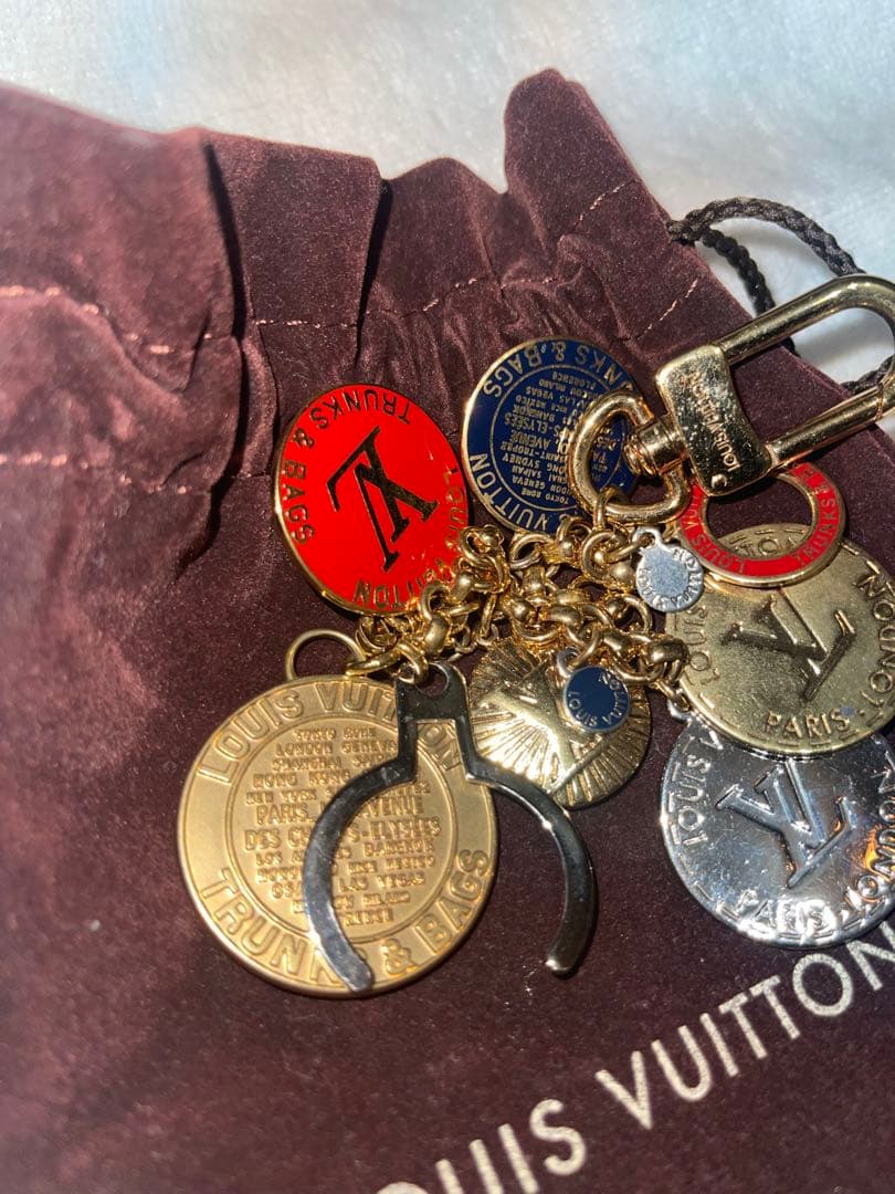 LOUIS VUITTON チャーム付きキーホルダー