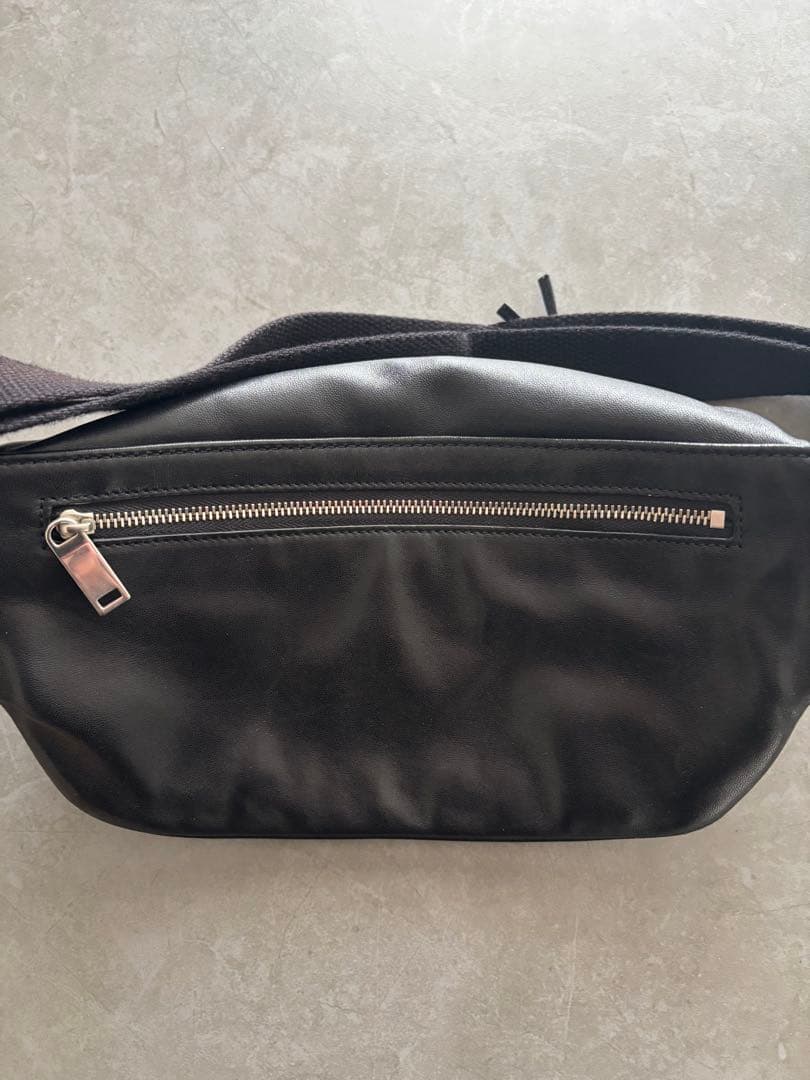 SAINT LAURENT PARISのボディバッグ