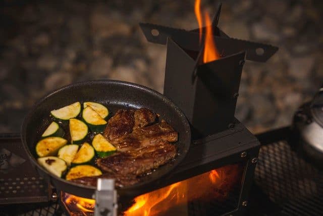 手軽に持ち運べてテーブルにも置けるコンパクトなミニ薪ストーブ