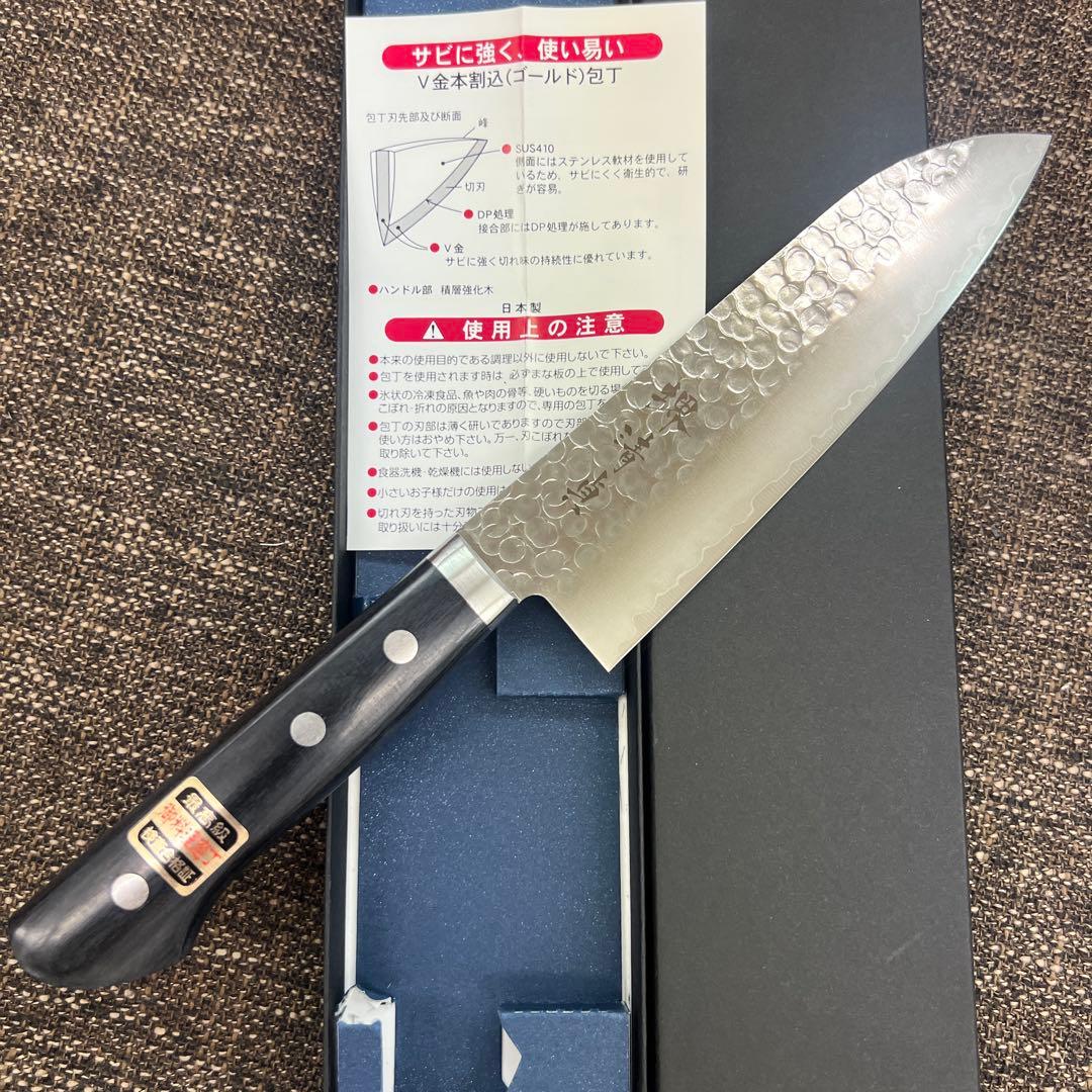 ★新品送料込★鎚目ステンレスゴールド鋼本割込三徳包丁165mm口金付黒柄