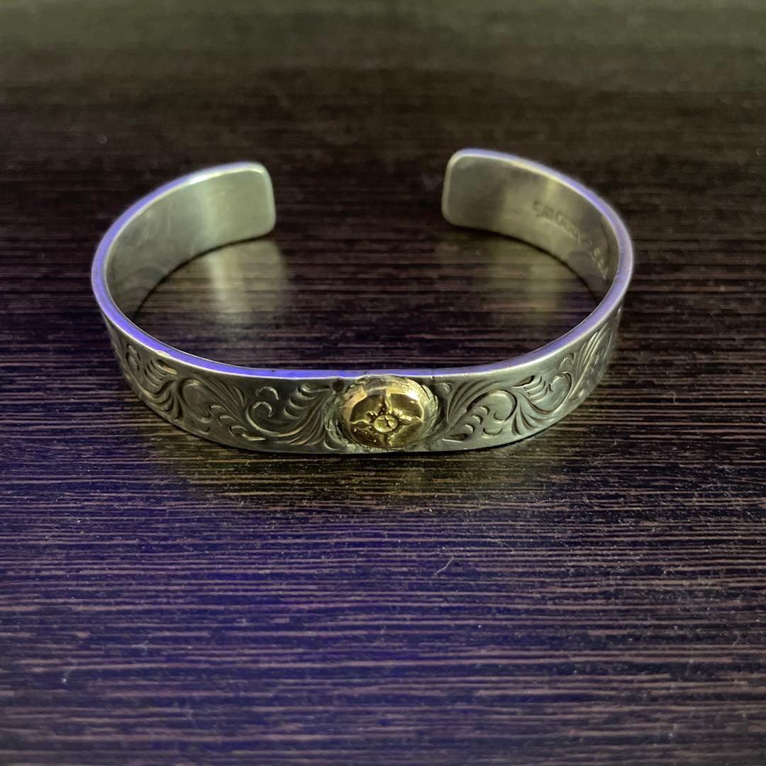 ファーストアロー K18付 平打12mmカラ草彫りバングル