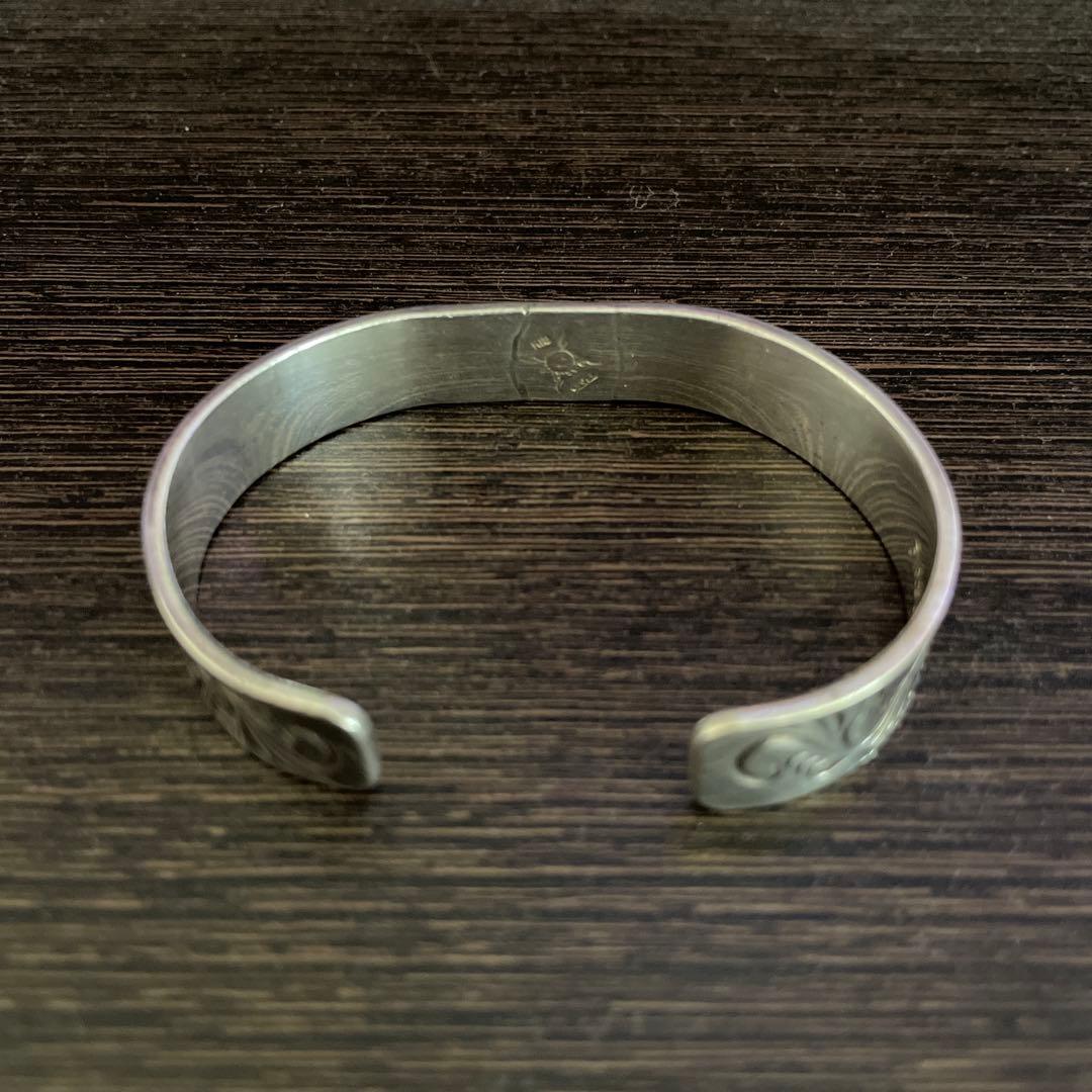 ファーストアロー K18付 平打12mmカラ草彫りバングル