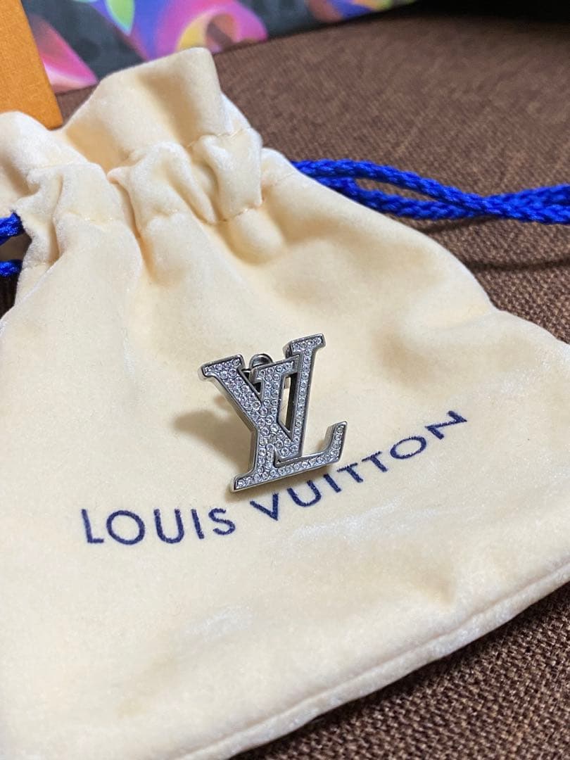 ルイヴィトン　ブックル・LVイニシャル　片耳ピアス