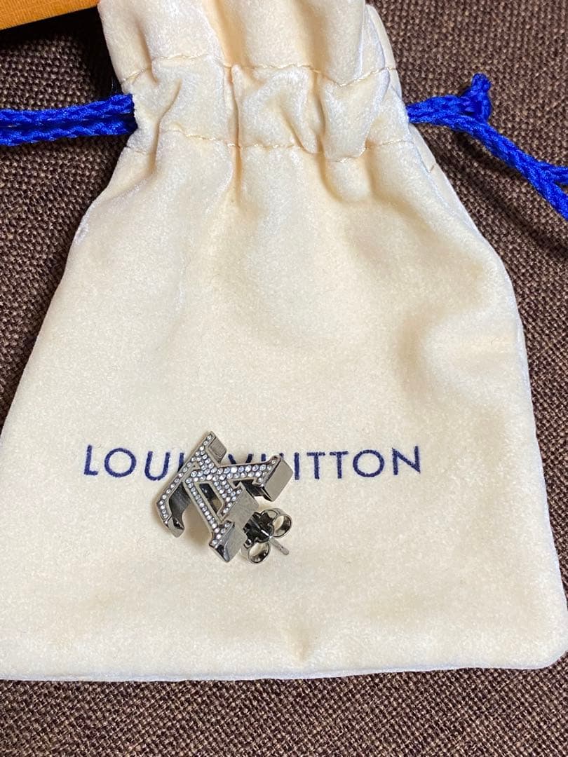 ルイヴィトン　ブックル・LVイニシャル　片耳ピアス