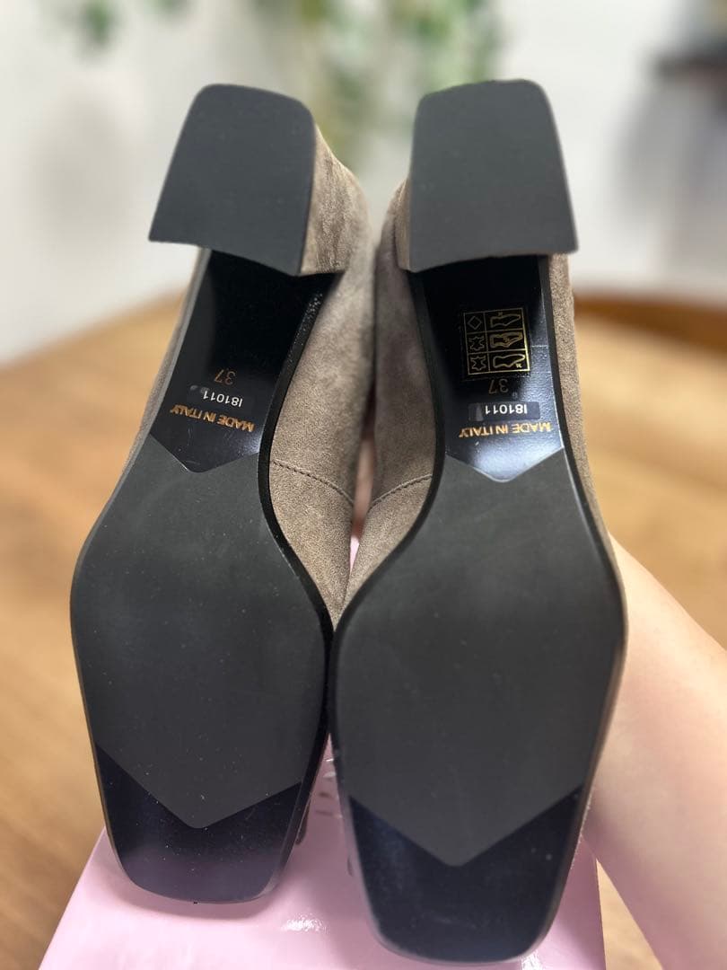 【新品未使用】上質スエード ビッグバックルパンプス 5.5cmヒール グレージュ