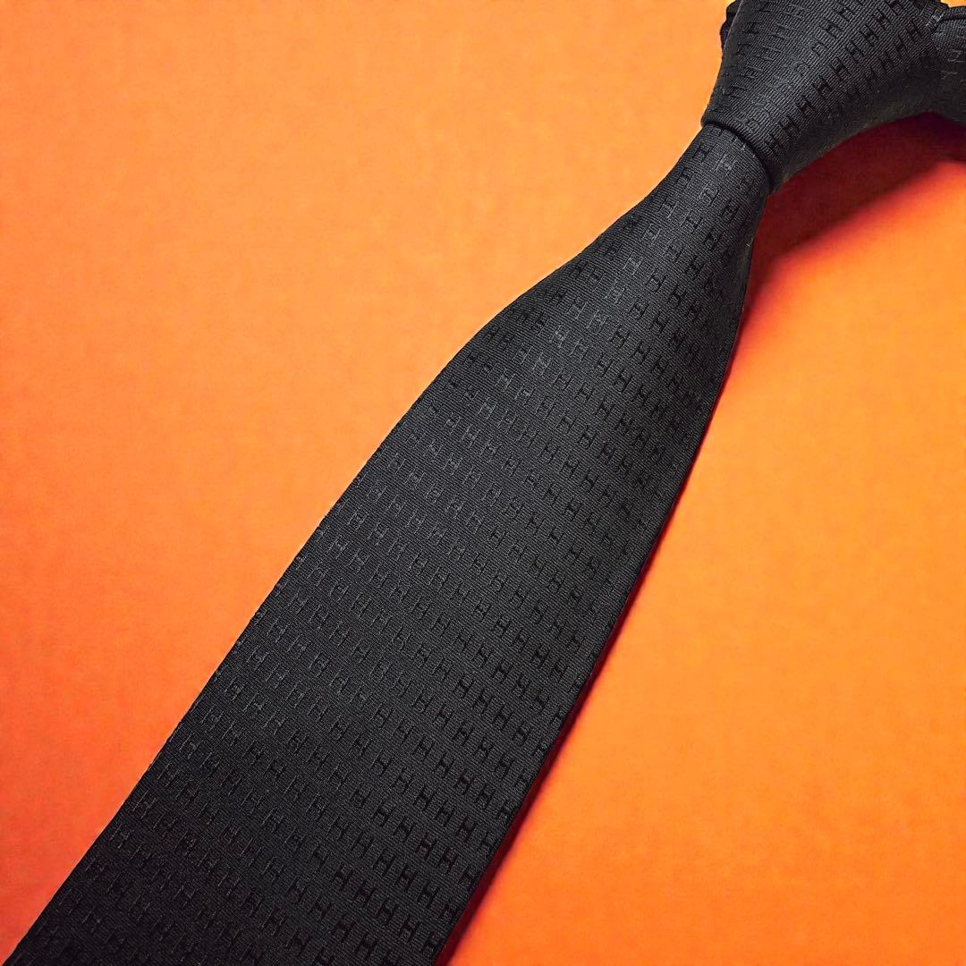 HERMES 黒 H総柄 モノグラム 高級シルクネクタイ ソリッド