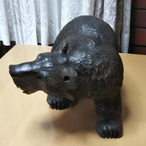 アイヌの木彫家「荒木 繁」の大きな熊の木彫り