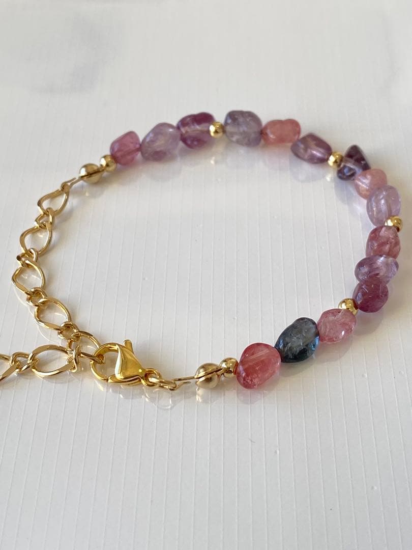 マルチカラースピネルワイヤーデザインブレス