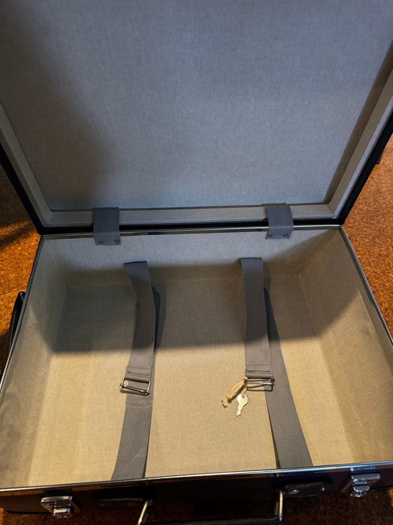 超美品　グローブトロッター　ネイビー 2輪　キャリーケース