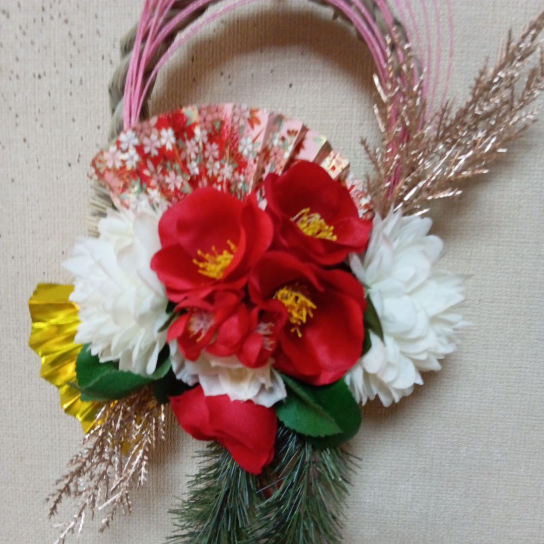 しめ縄リース　赤椿　白マム　扇　水引