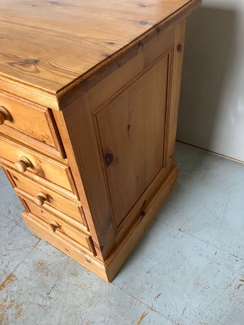 ラキ　ペニーワイズ　チャイルドデスク　Paul Wilson