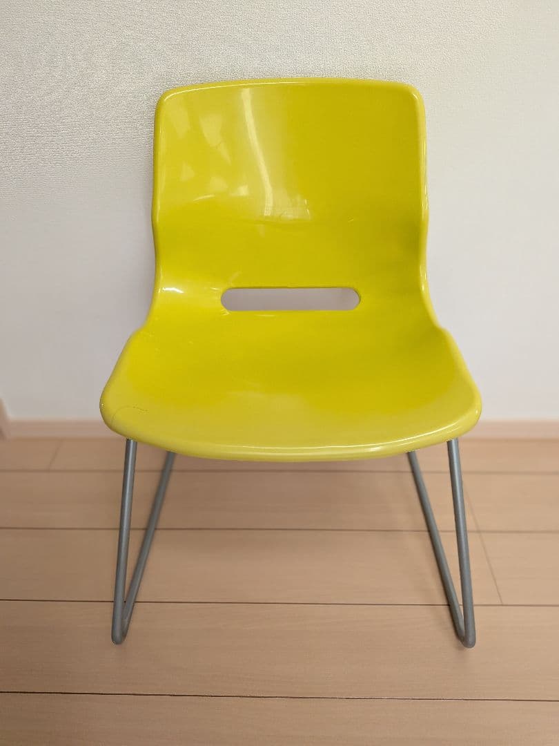 IKEAマスタードイエロープラスチック椅子