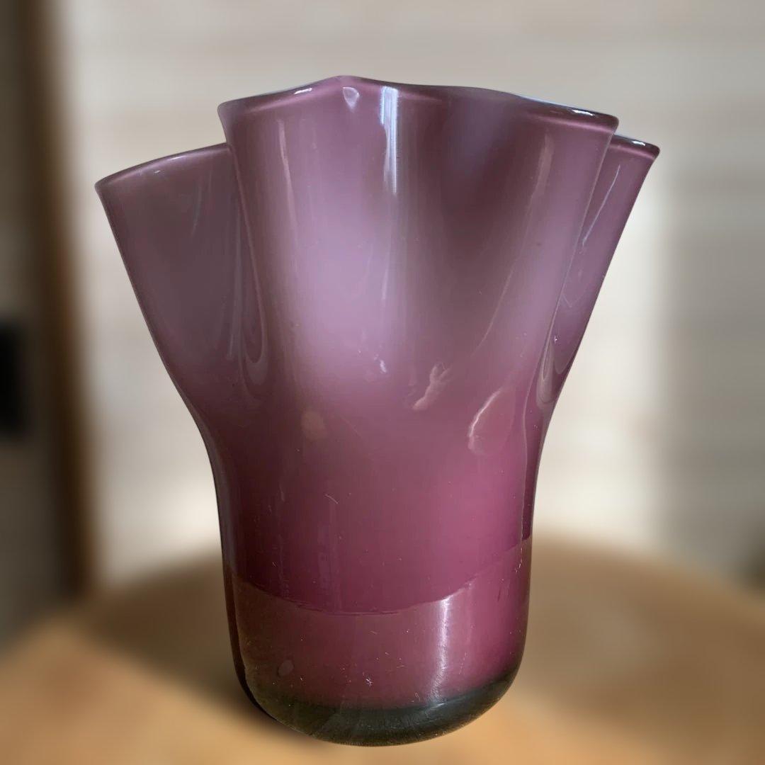 おそらく昭和レトロ！　ひだひだなガラス製フラワーベース・花瓶