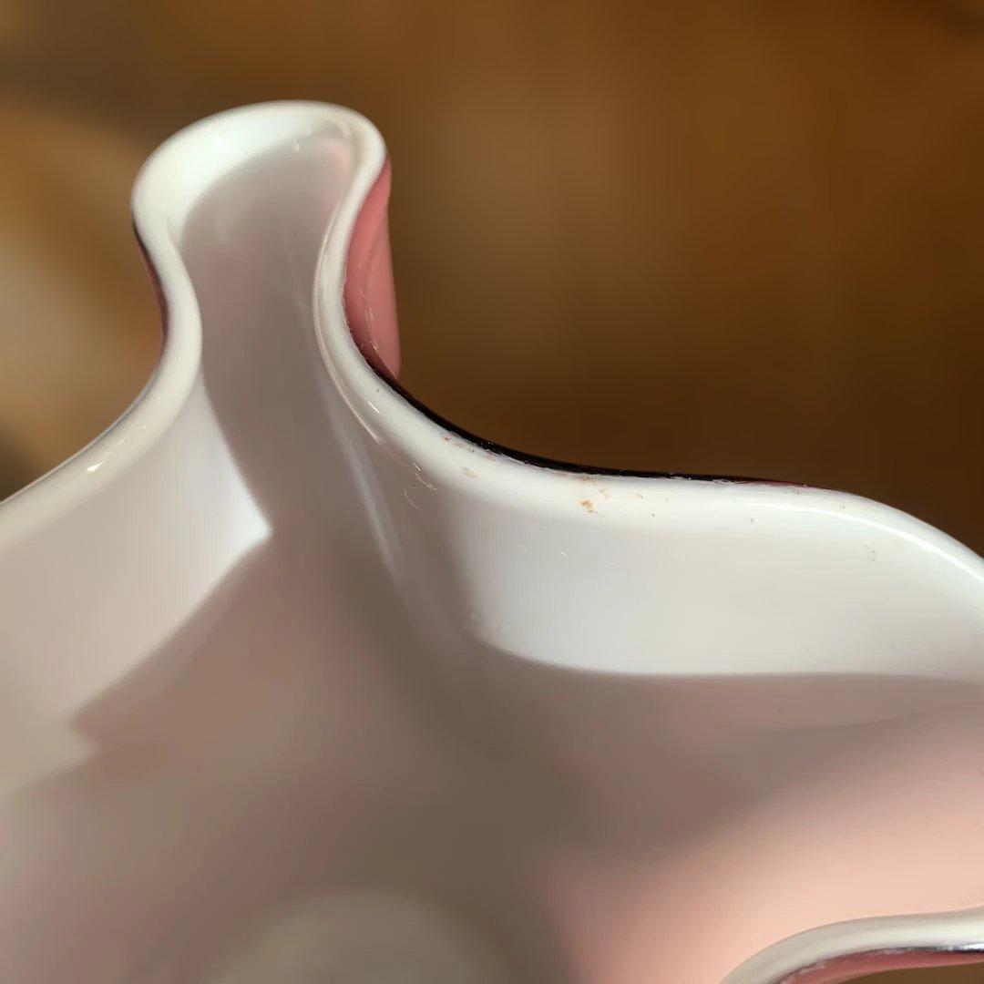 おそらく昭和レトロ！　ひだひだなガラス製フラワーベース・花瓶