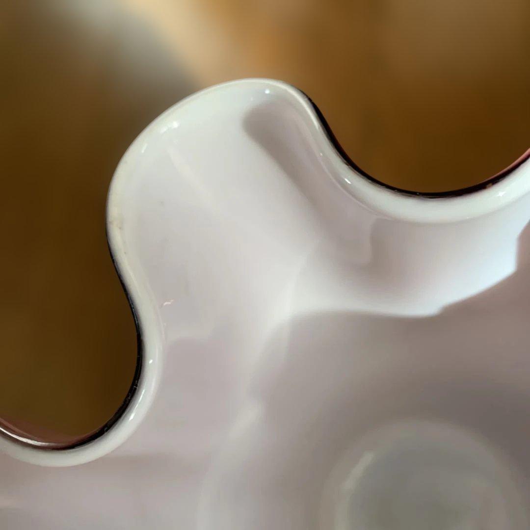 おそらく昭和レトロ！　ひだひだなガラス製フラワーベース・花瓶